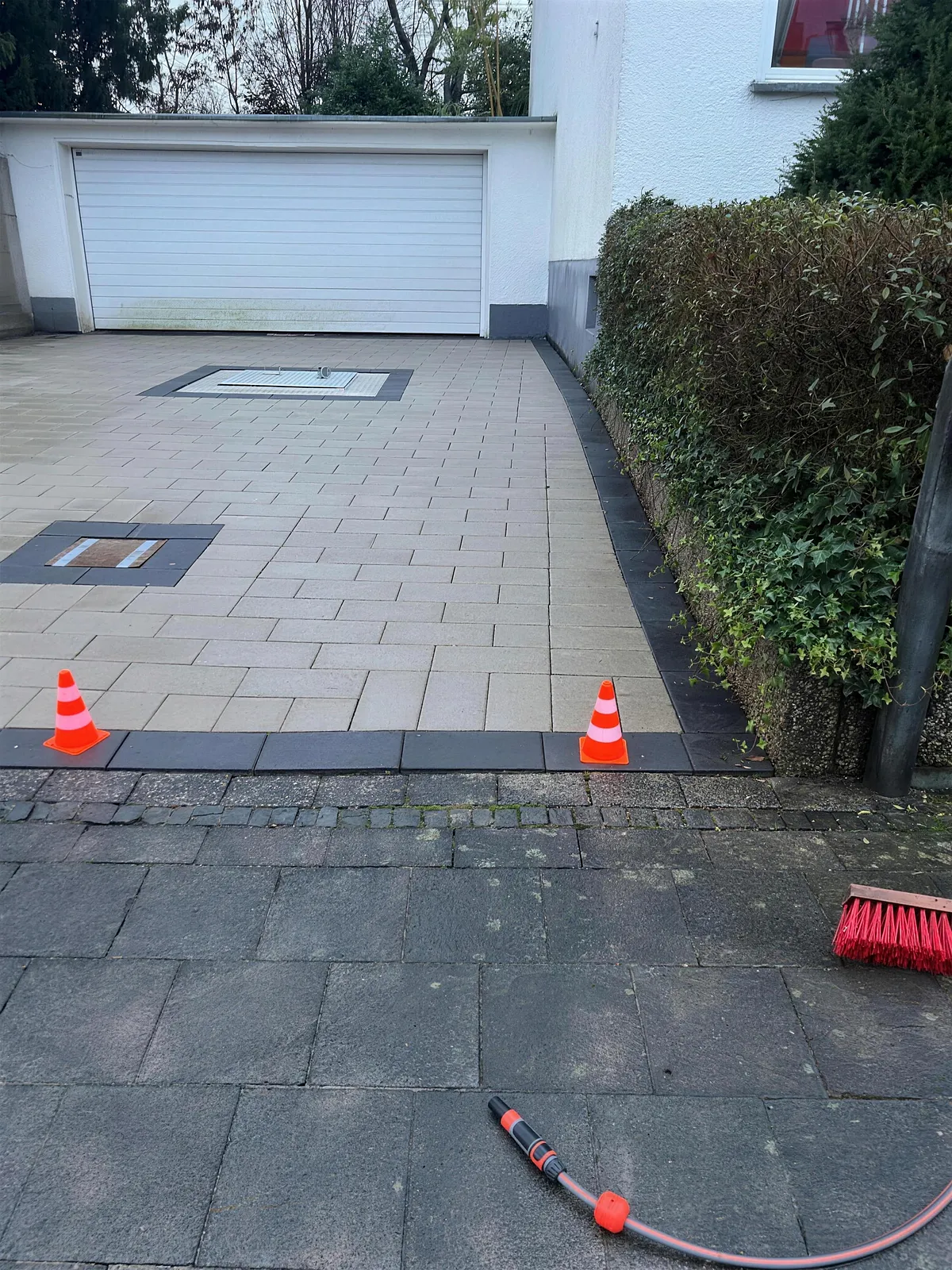 Neu gepflasterte Hofeinfahrt mit dunkler Randeinfassung