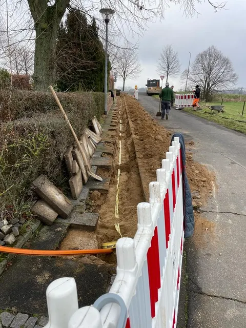 Neuer Gehweg entlang der Fahrbahn