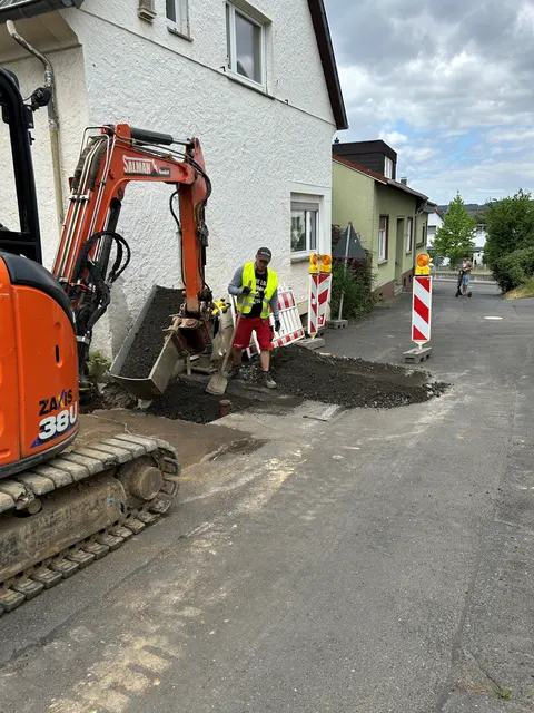 Einbau der Tragschicht auf einem Straßenabschnitt