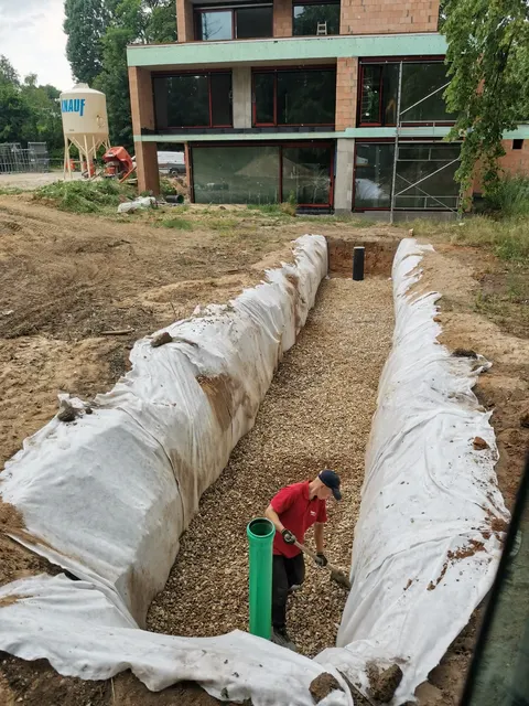 Einbau der Füllkörper in die Rigole