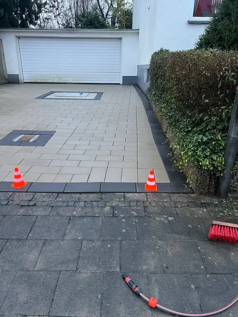 Gepflasterte Hofeinfahrt