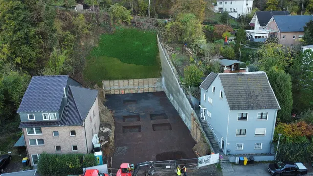 Terrassierter Hang mit neuer Stützmauer