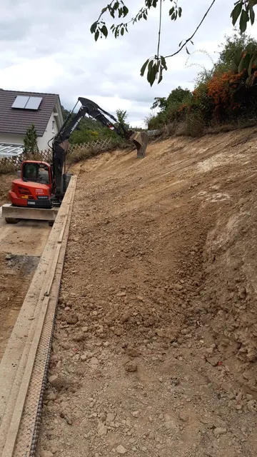 Böschungsarbeiten am Hang mit Bagger