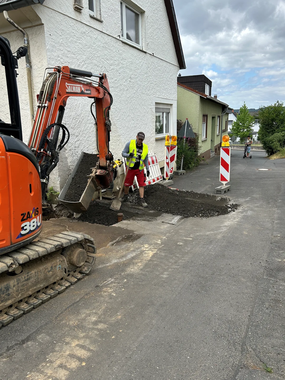 Straßenbauarbeiten mit frischer Tragschicht in Rheinbreitbach
