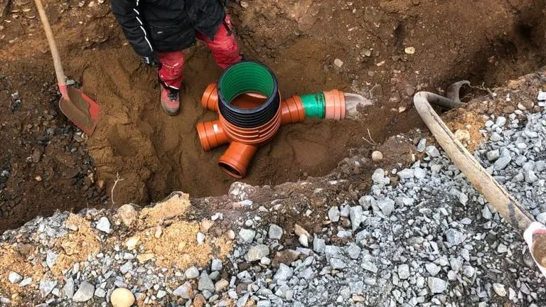 Neu verlegte Kanalrohre in der Baugrube vor dem Verfüllen