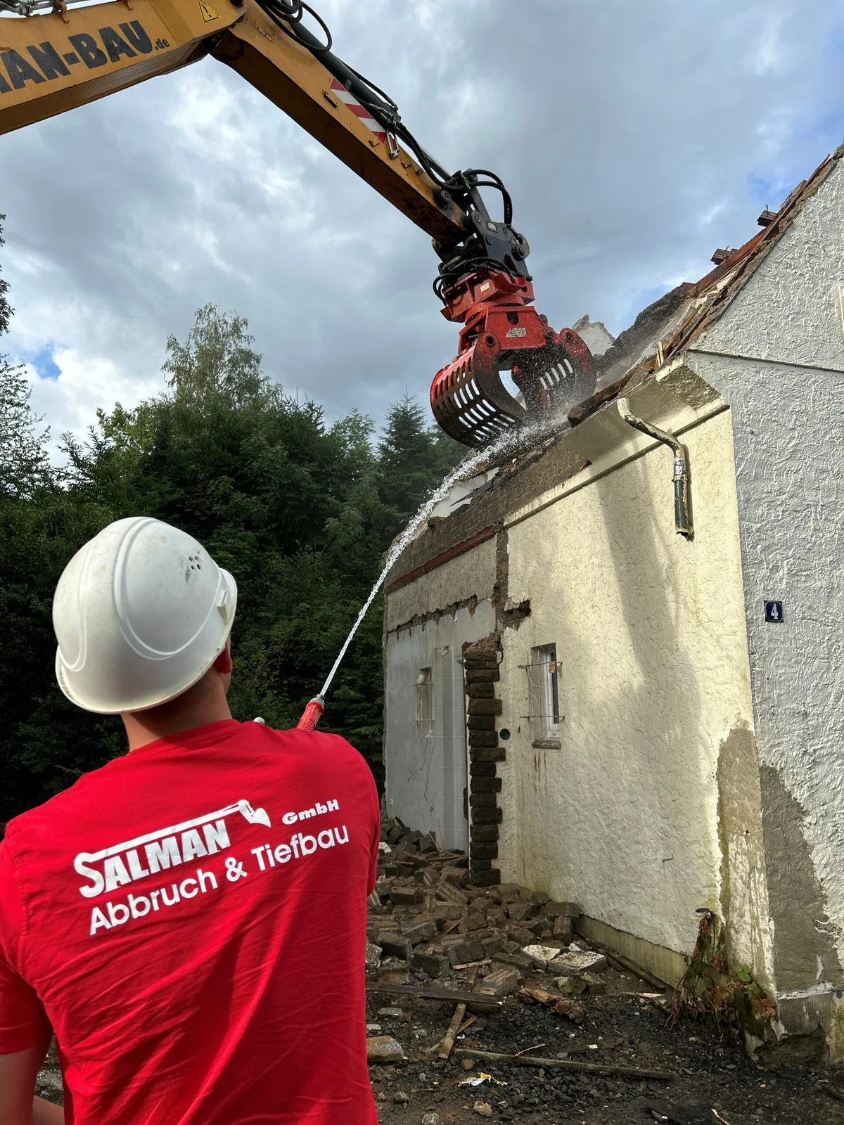 Erdaushub und gesetzte L-Steine auf einer Baustelle