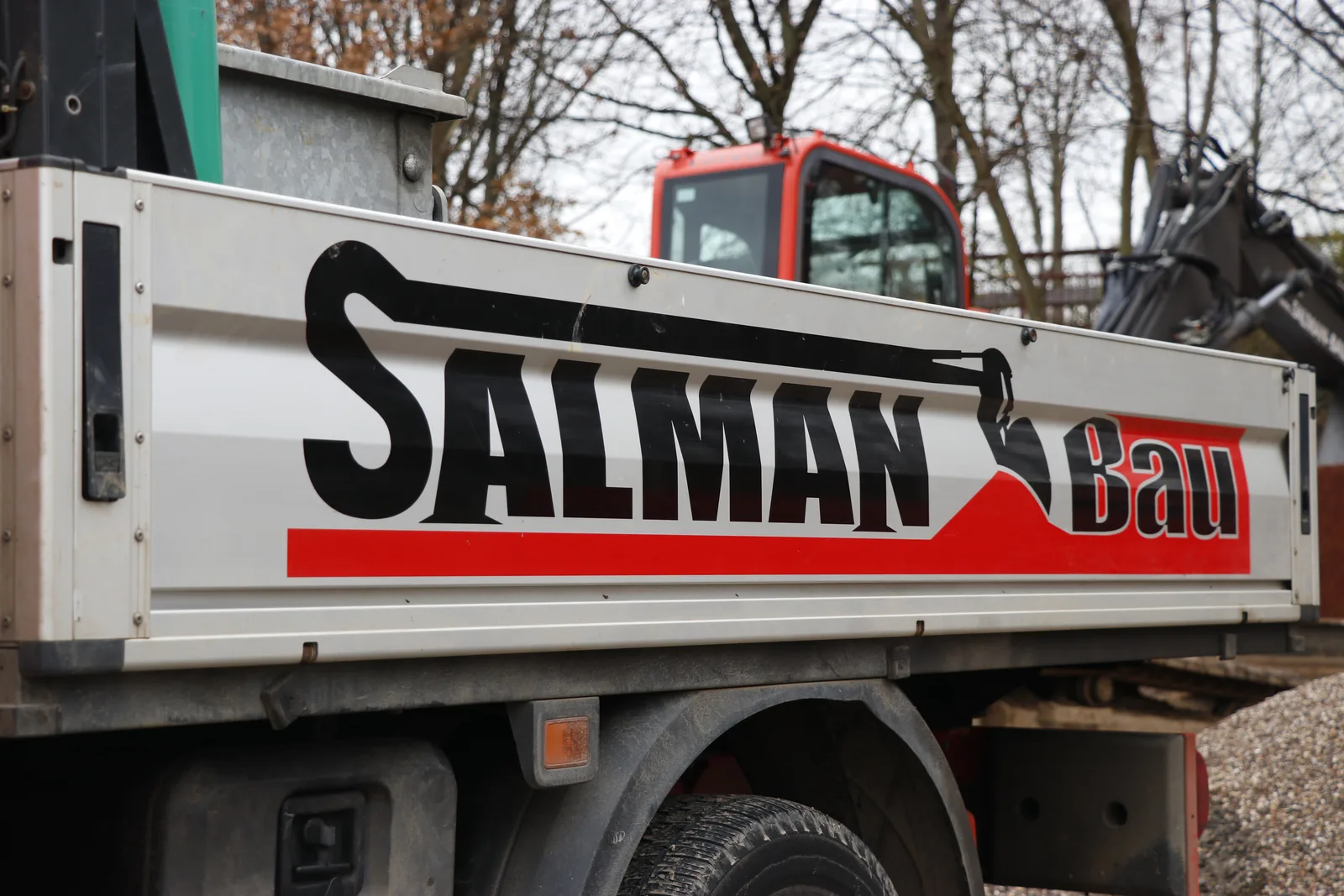 Salman Bau Lkw auf dem Betriebshof in Rheinbreitbach