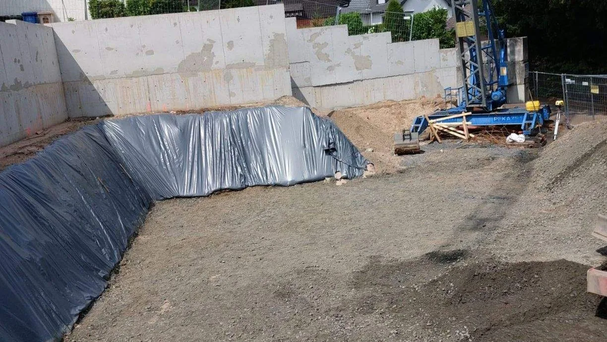 Gesicherte Böschung mit Stützelementen an einem Hanggrundstück